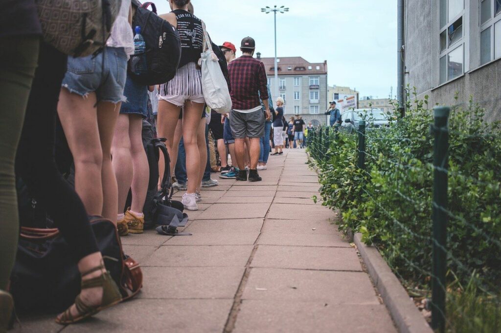 길게 줄 서있는 사람들의 다리를 찍은 사진